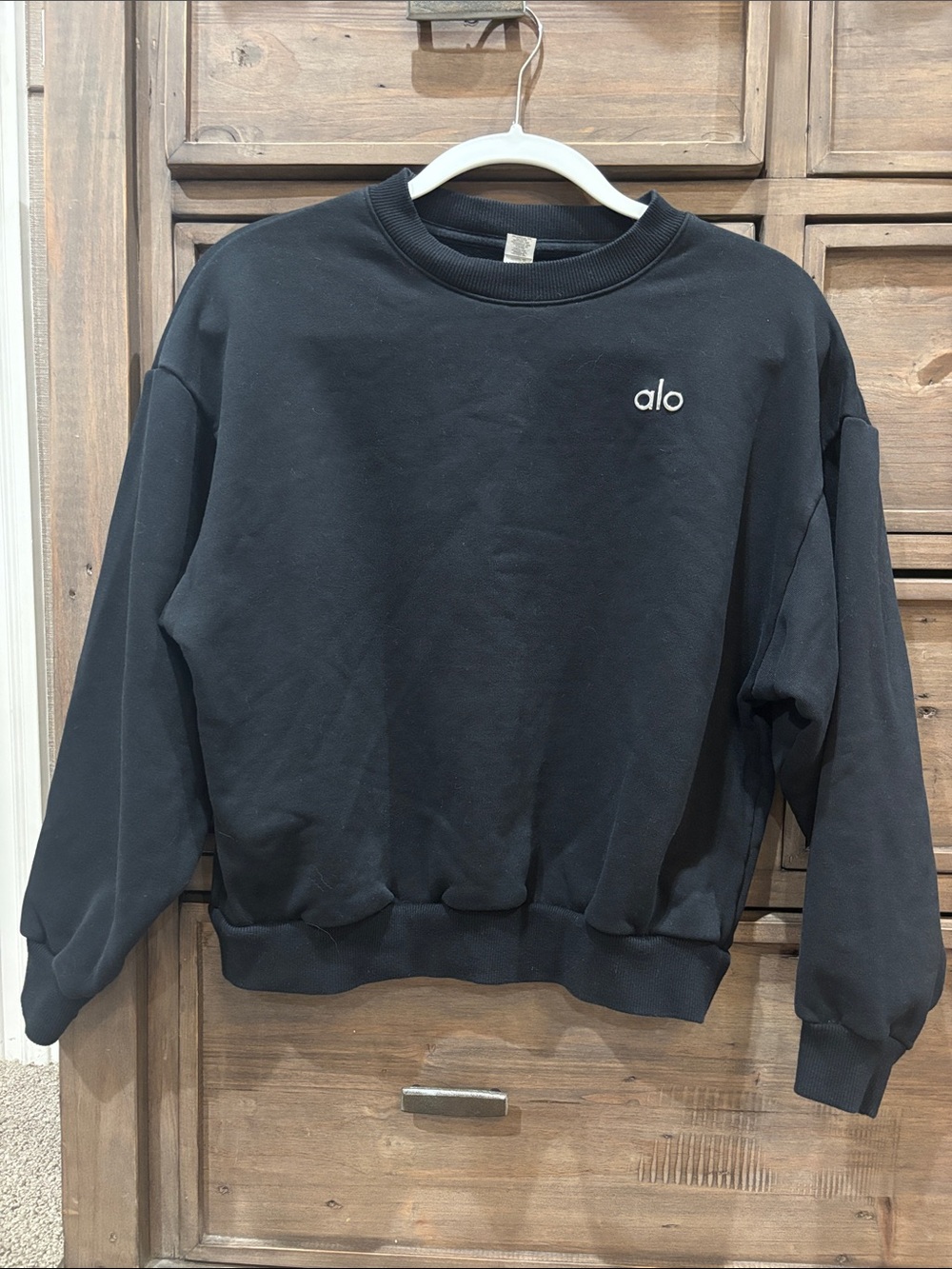 ALO Yoga Black Accolade Crewneck Pullover Sweatshirt with Silver 'alo' Logo